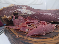 Сыровяленый окорок кабана на кости (хамон)